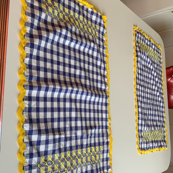 Set of two blue and white checked retro placemats with yellow hand embroidery - Picture 4 of 6